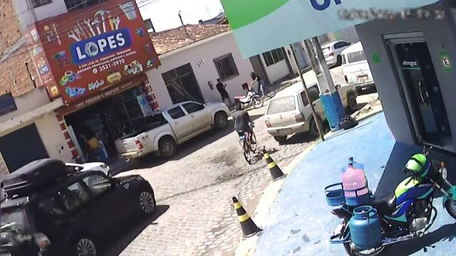 [動画0:19] 自転車の男性、路駐のドアに衝突して車道側に転倒してしまう