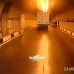 [動画0:45] トンネル内で多重事故、トラックが事故車を吹っ飛ばす