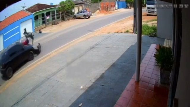 [動画1:37] 道路に出てきた車にバイクが衝突、転がるライダー