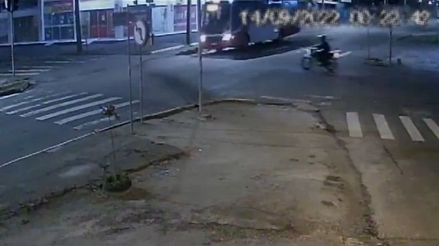 [動画0:43] バイク、バス側面に突っ込んでしまう