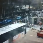 [動画0:15] 暴走バス、財務省に突っ込む