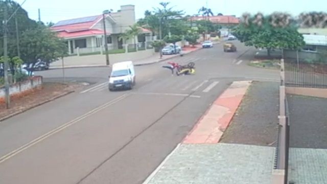 [動画0:18] 教会は見ていた、交通ルールを守らず事故っちゃうところを・・・