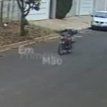 [動画1:11] ライダーさん、バイク後部が気になり前を見ていない