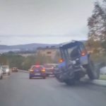 [動画0:28] トラクター、縁石を乗り越えて右折車に突っ込む