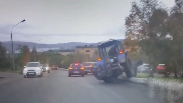 [動画0:28] トラクター、縁石を乗り越えて右折車に突っ込む