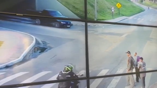 [動画0:11] 歩行者「バイクに進路を譲ったら事故った・・・」