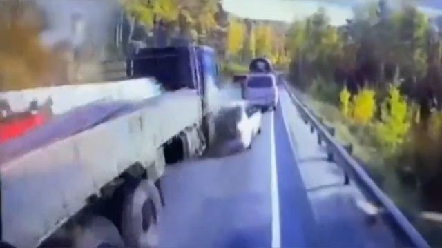 [動画1:18] 追い越し中の大型トラック、前方の車両をまとめて吹っ飛ばしていく