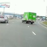 [動画1:00] いくらなんでもそこから左折は無理でしょ！ってトラック