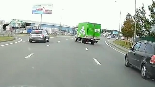 [動画1:00] いくらなんでもそこから左折は無理でしょ！ってトラック