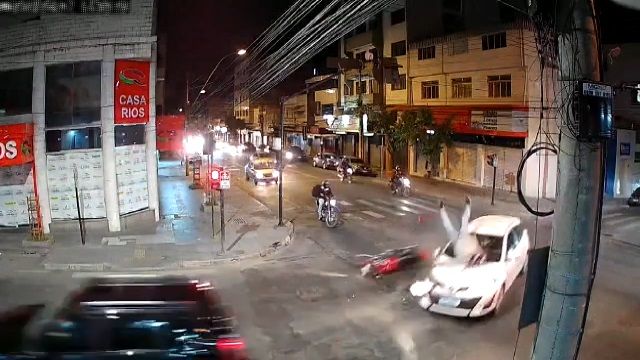 [動画0:59] 信号の変わり目？猛スピードのバイクが乗用車に衝突