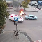 [動画1:02] バイクが転倒、道路の真ん中で激しく炎上