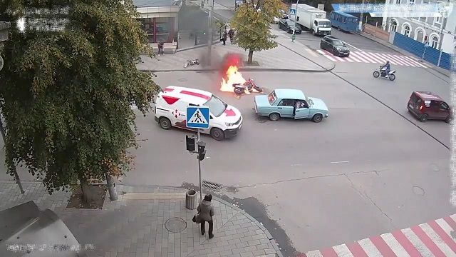 [動画1:02] バイクが転倒、道路の真ん中で激しく炎上