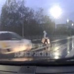 [動画0:18] 横断歩道を渡る女性、タクシーに吹っ飛ばされる
