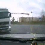 [動画0:41] 大型トラックが突っ込んでくるドラレコ映像が怖すぎる・・・