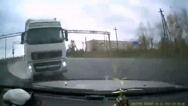 [動画0:41] 大型トラックが突っ込んでくるドラレコ映像が怖すぎる・・・