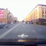 [動画0:35] 左前方から事故ったバイク→右後方から事故ったバイク
