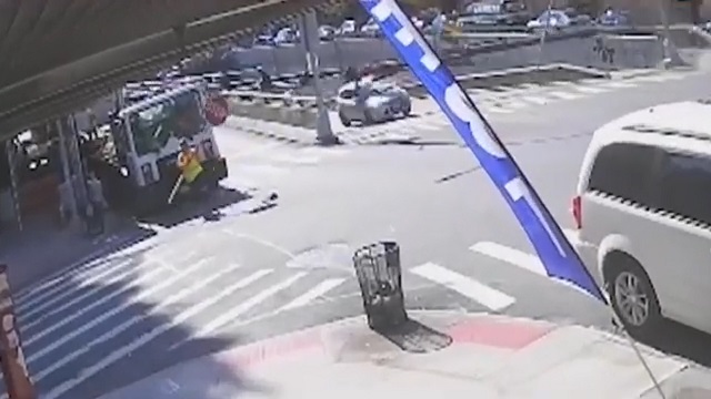 [動画0:20] クレーンが倒壊、信号待ちの車に直撃