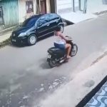 [動画0:15] バイクに乗る女性の頭に電柱直撃！？