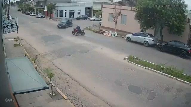 [動画0:07] ライダーさん、交差点に出てきた車を避け切れず接触