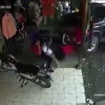 [動画0:51] 暴走車が店に突っ込み５人が吹っ飛ばされる