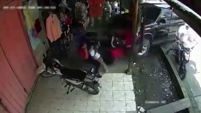 [動画0:51] 暴走車が店に突っ込み５人が吹っ飛ばされる