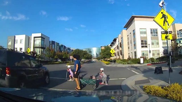 [動画1:00] あっぶなー！横断歩道を渡るキックボードの少女、停止しない車