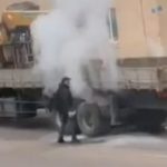 [動画0:25] トラックから煙！？運転手が確認しようとした瞬間・・・！！