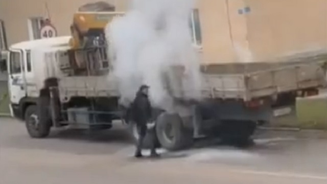 [動画0:25] トラックから煙！？運転手が確認しようとした瞬間・・・！！