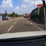 [動画0:35] 暴走トラック、信号機と標識を倒して交差点を突破する