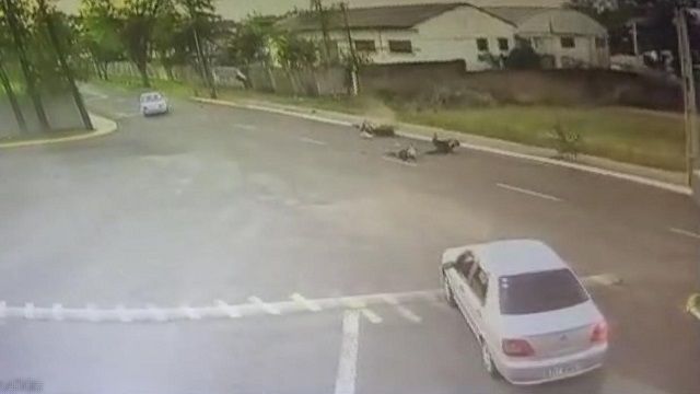 [動画0:37] ライダーさん、確認せずに道路に出てきた車に重傷を負わされる