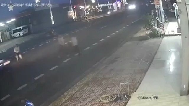 [動画0:22] 暗い道路を横断する男性、吹っ飛んでいく