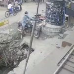 [動画0:11] バイクの男性、工事現場で足が滑り立ちゴケ→穴に転落