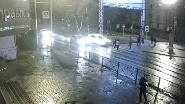 [動画0:24] 横断歩道を渡っていた男女が撥ね飛ばされる、車は停止することなく走り去る