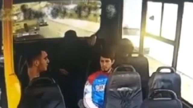 [動画3:13] 暴走トラックに突っ込まれたバス車内の映像が怖すぎる・・・