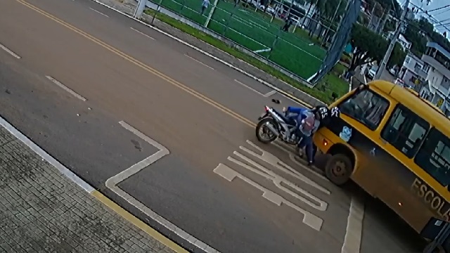 [動画0:46] バイクの女性、衝突してきたバスの下を引き摺られていく