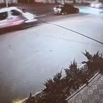 [動画0:23] バイクの少年、左折車を避けようとしたバンに接触してクラッシュ