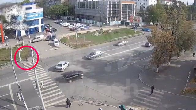 [動画0:32] 信号待ちの男性、車に吹っ飛ばされるも意外と元気そう