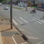 [動画1:01] 信号無視の車に衝突した女性ライダーさん、グルンと回って頭から落下