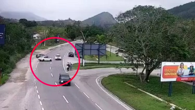 [動画0:30] 道路を横断しようとしていた歩行者、ボウリングのピンのように弾き飛ばされる