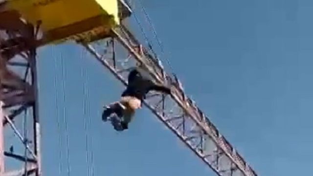 [動画0:26] タワークレーンに逃げた男が落下、お尻丸出し！