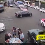 [動画1:02] 進路を譲ってもらった車、バイクと衝突