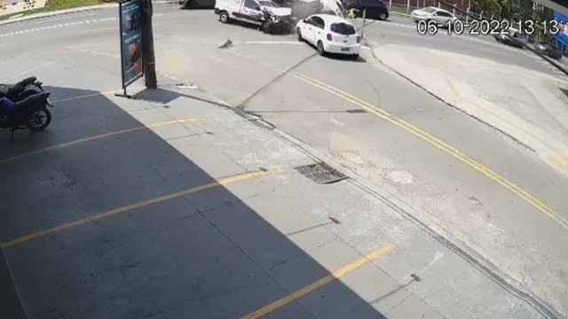 [動画0:50] 衝突してバンが横転、乗客が投げ出される