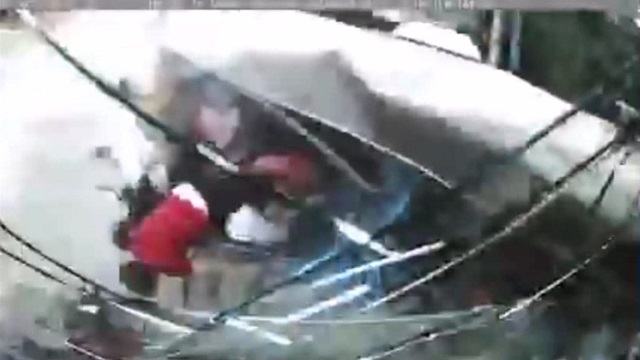 [動画0:32] ダンプがバス側面に衝突、バスの窓から女性たちが・・・