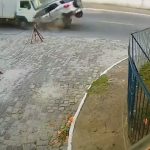 [動画0:40] 猛スピードで逃走する盗難車、正面衝突して車内に閉じ込められる