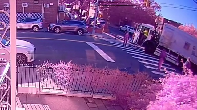 [動画0:31] 高齢女性、ゴミ収集車に足を轢かれ重傷