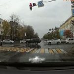 [動画0:22] 高齢ドライバーさん、事故後に暴走してしまう