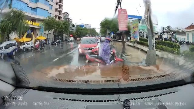 [動画0:31] 対向車がバイクを吹っ飛ばして真っすぐ突っ込んでくる