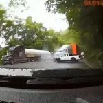 [動画0:25] カーブの先の交通事故現場に別の車が突っ込む事故