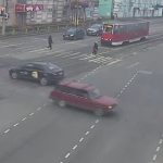[動画0:10] 危うく大事故、トラムが歩行者を撥ねて赤信号の交差点へ