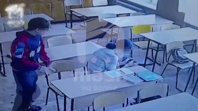 [動画0:49] クリミアの中学生ヤバすぎ・・・、とんでもない事件の瞬間が公開される